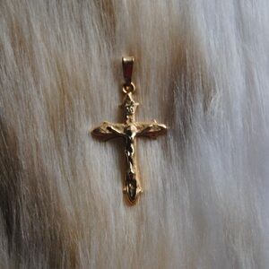 Elegant Gold Crucifix Pendant